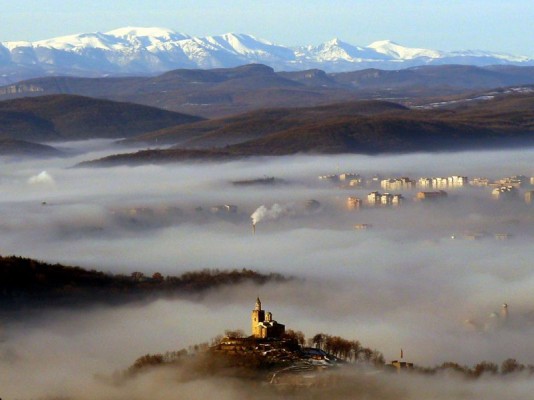 Tsarevets in February, by Pavel Gramatikov, Wikimedia Commons